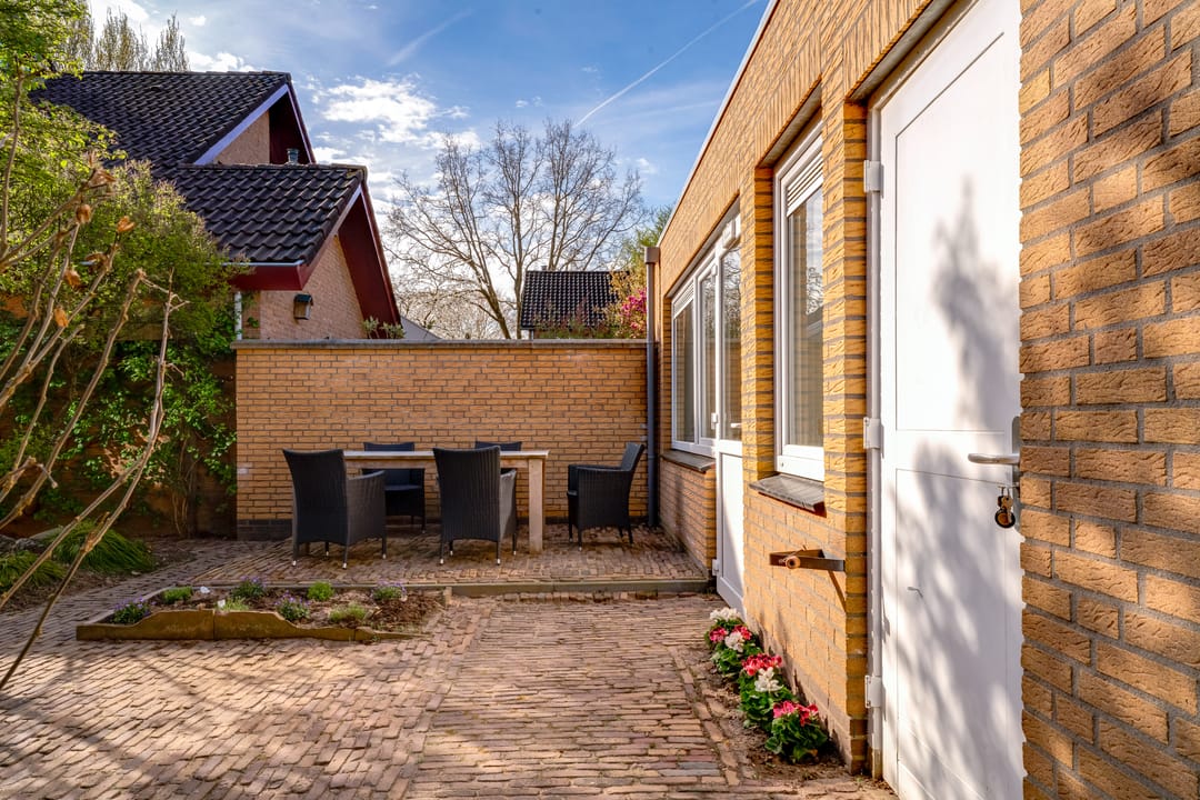 Fully Renovated Detached Family Home with Guest Annex — 26