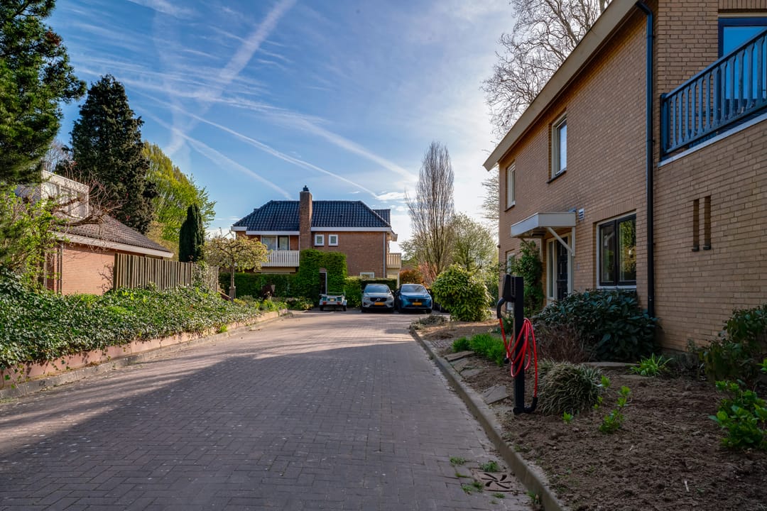 Fully Renovated Detached Family Home with Guest Annex — 7