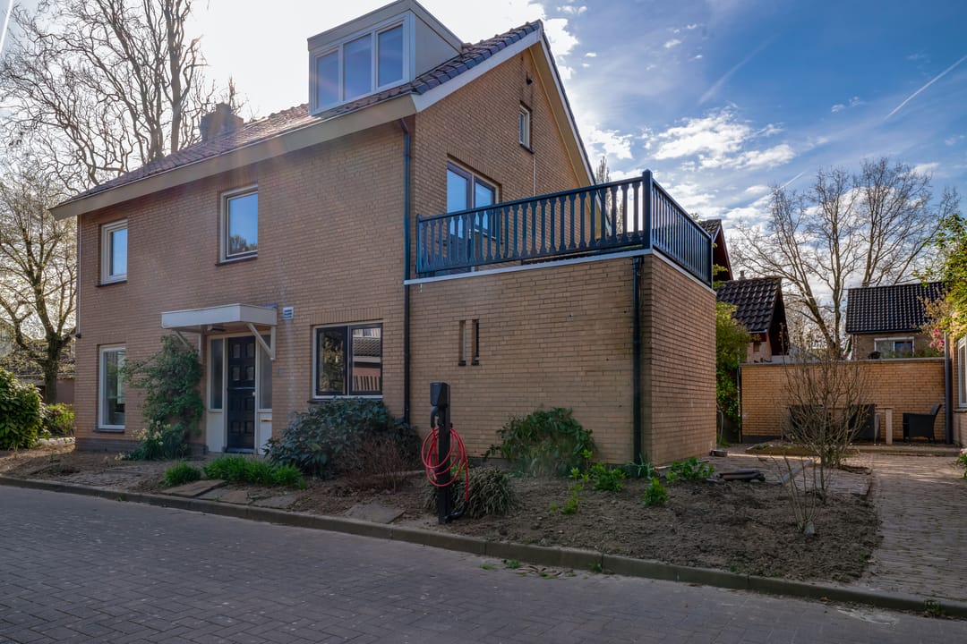 Fully Renovated Detached Family Home with Guest Annex — 8