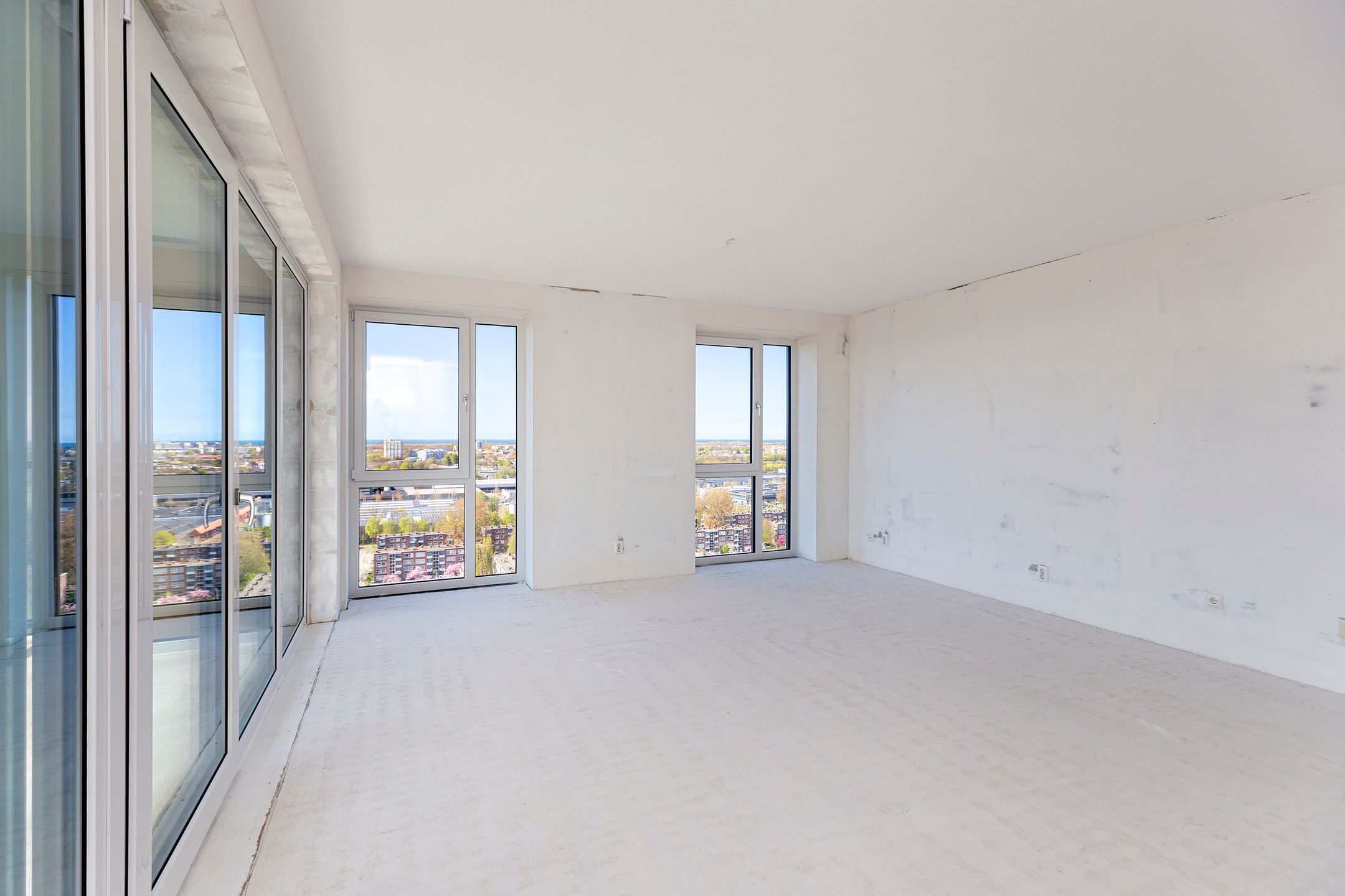 Panoramic 20th Floor Apartment with Sea, City and Dune Views — 12