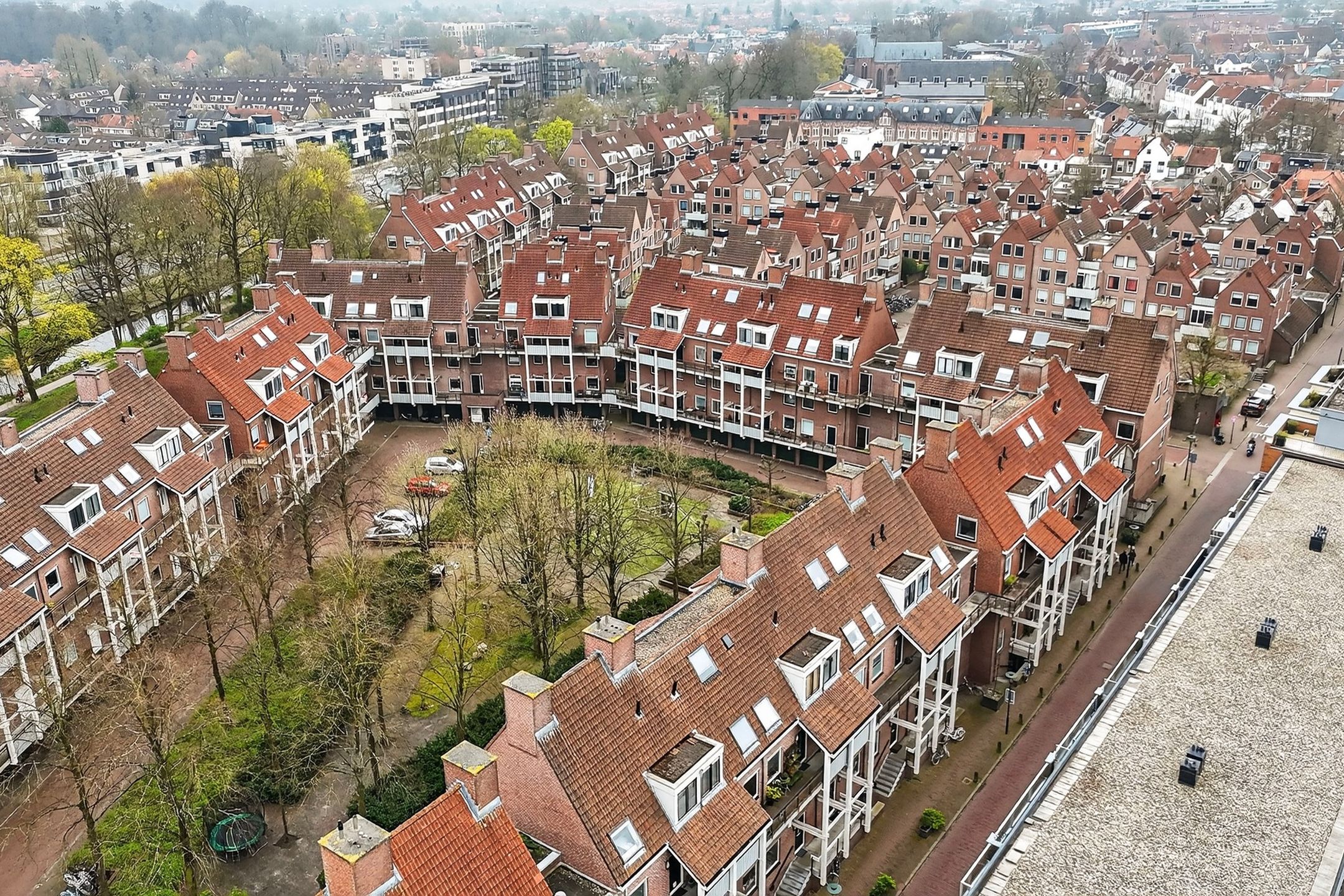 Centraal gelegen maisonnette met 3 slaapkamers, balkon op zuidoosten en eigen garagebox in Amersfoort — 48
