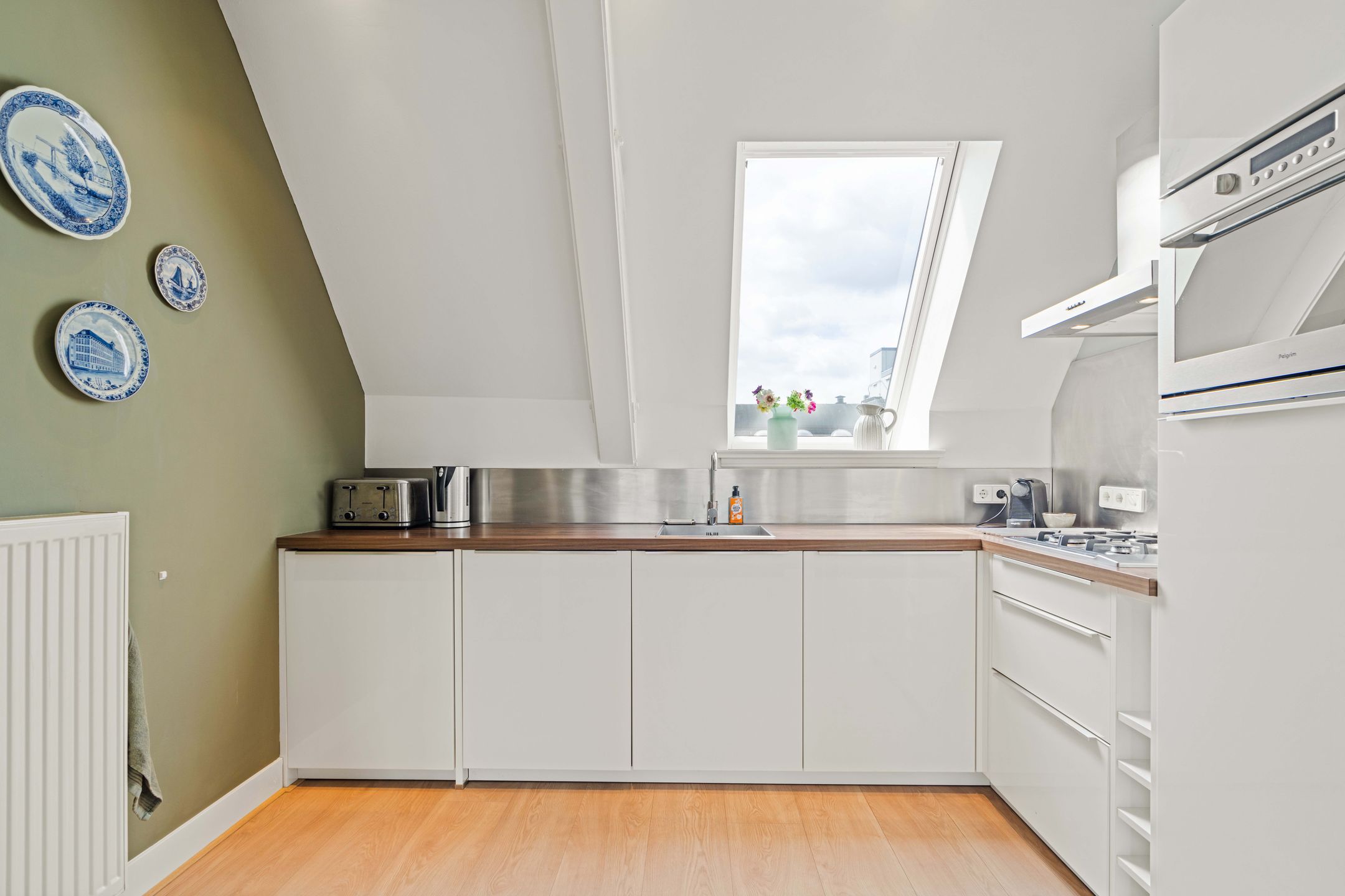 Luxury Apartment with Roof Terrace in Historic Canal Belt Building — 12