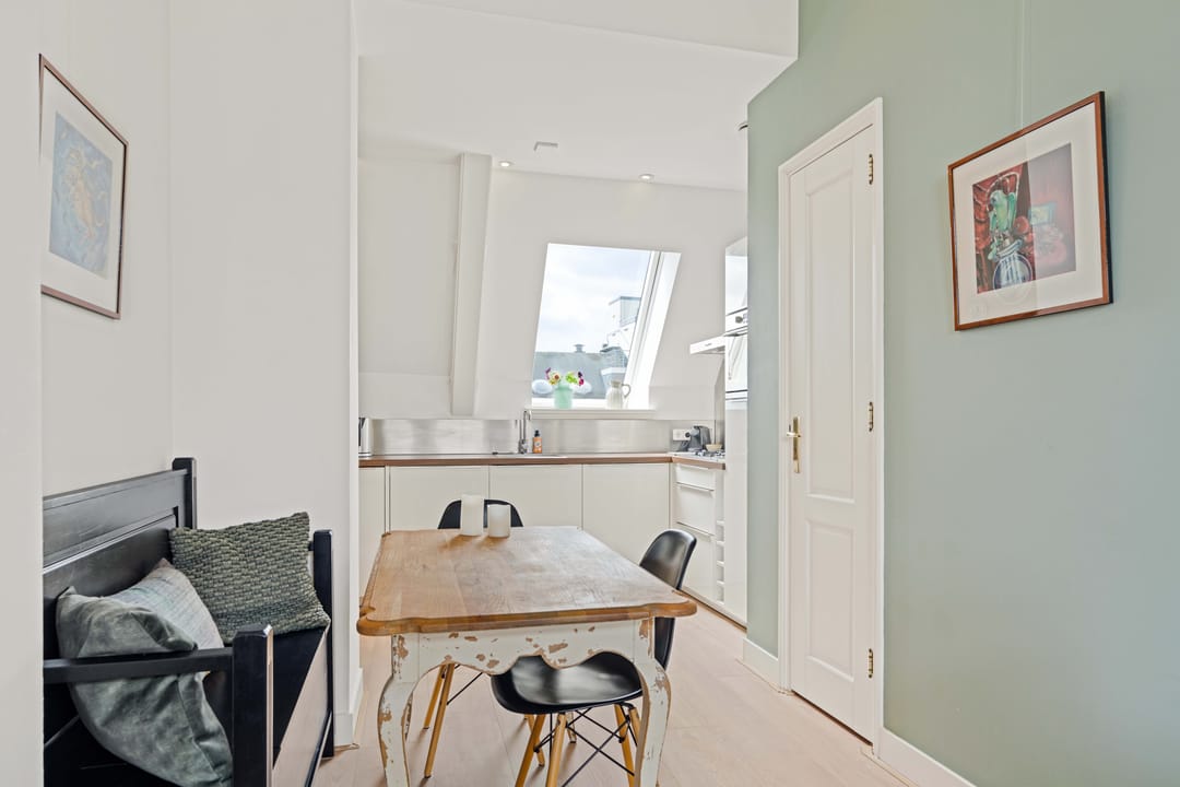 Luxury Apartment with Roof Terrace in Historic Canal Belt Building — 16