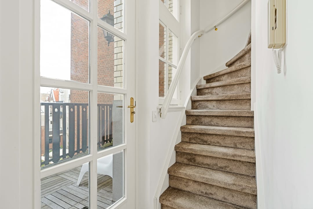 Luxury Apartment with Roof Terrace in Historic Canal Belt Building — 17