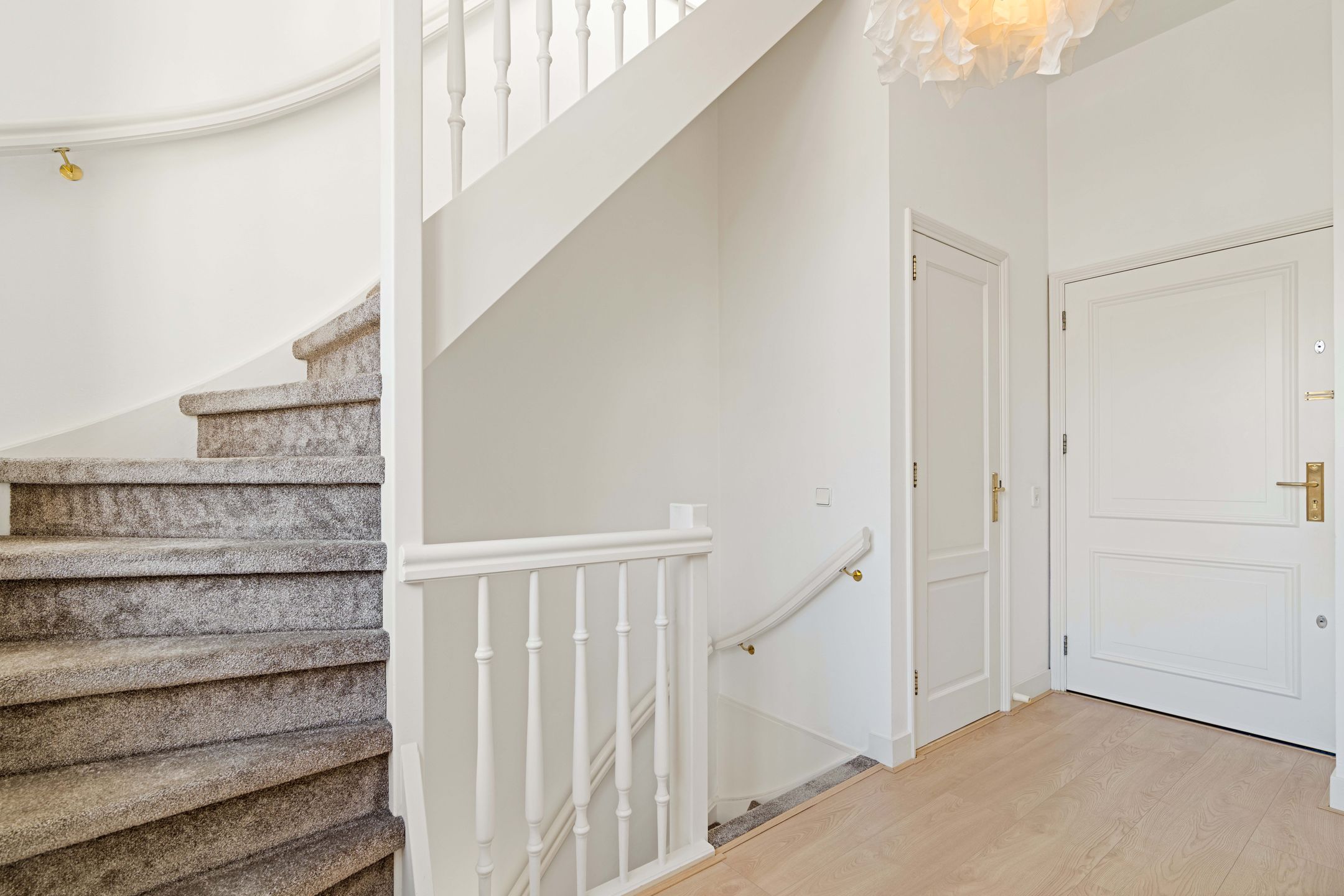 Luxury Apartment with Roof Terrace in Historic Canal Belt Building — 18