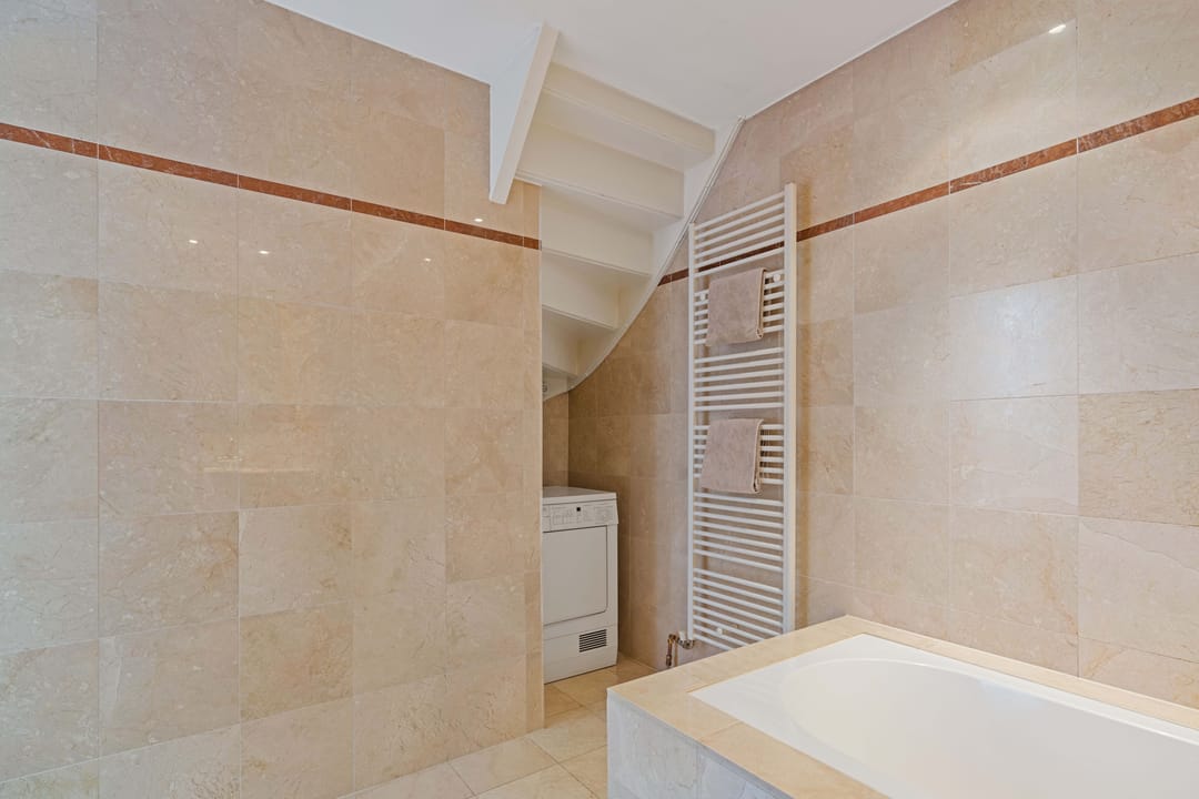 Luxury Apartment with Roof Terrace in Historic Canal Belt Building — 23