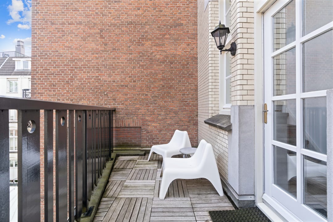 Luxury Apartment with Roof Terrace in Historic Canal Belt Building — 26