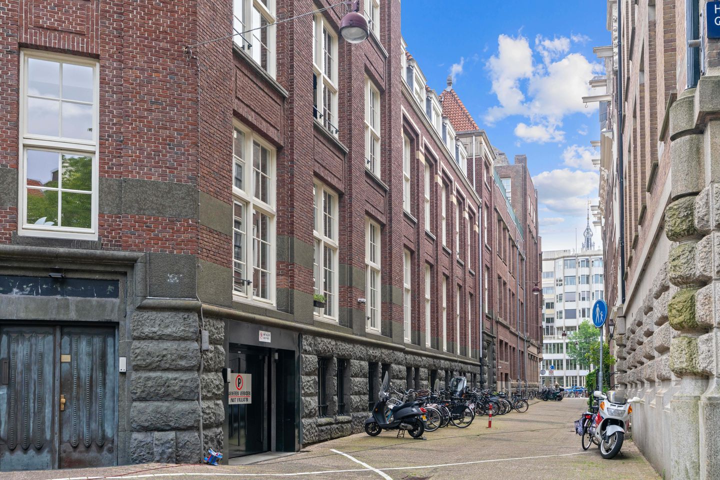 Luxury Apartment with Roof Terrace in Historic Canal Belt Building — 40