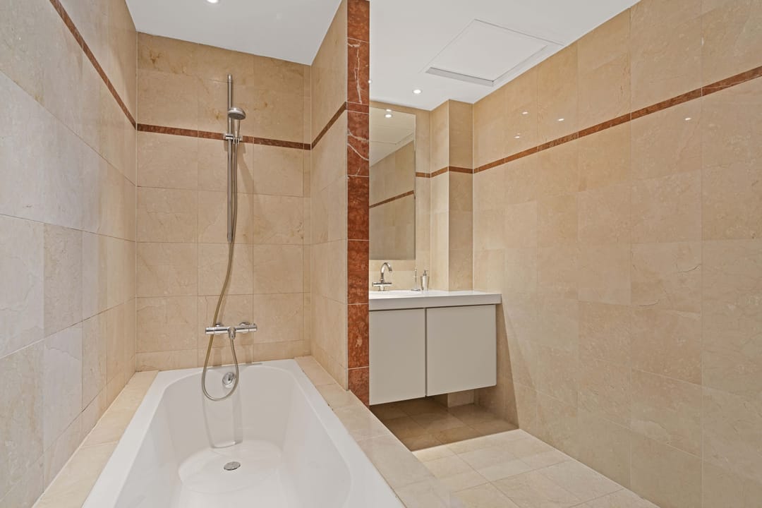Luxury Apartment with Roof Terrace in Historic Canal Belt Building — 22