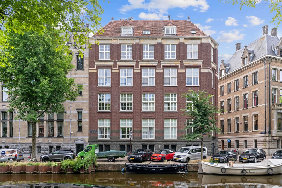 Luxe appartement met dakterras in historisch grachtenpand