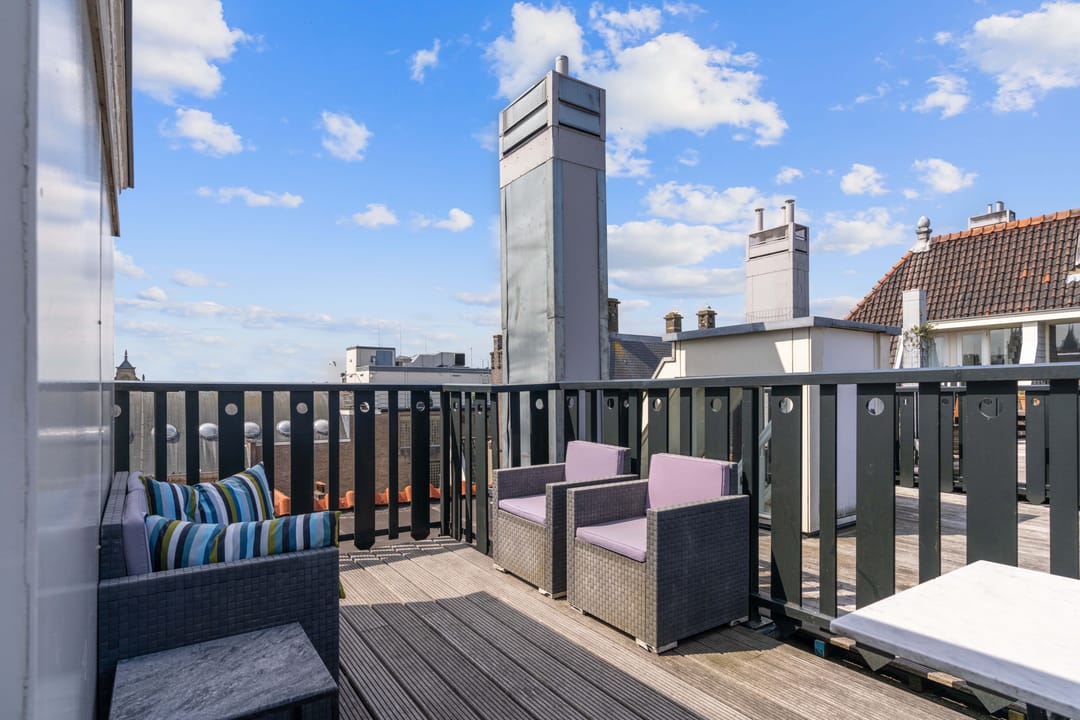 Luxury Apartment with Roof Terrace in Historic Canal Belt Building — 28
