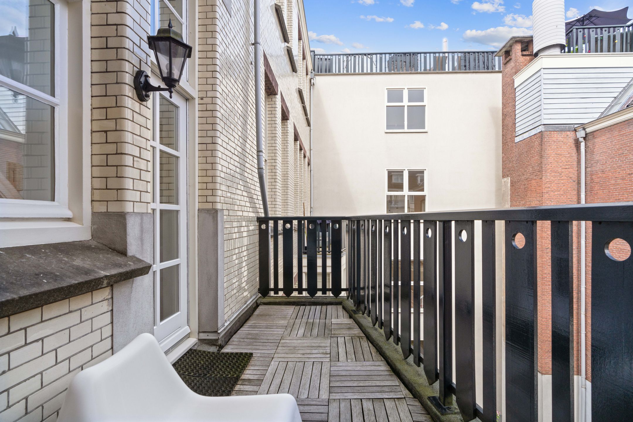 Luxury Apartment with Roof Terrace in Historic Canal Belt Building — 27