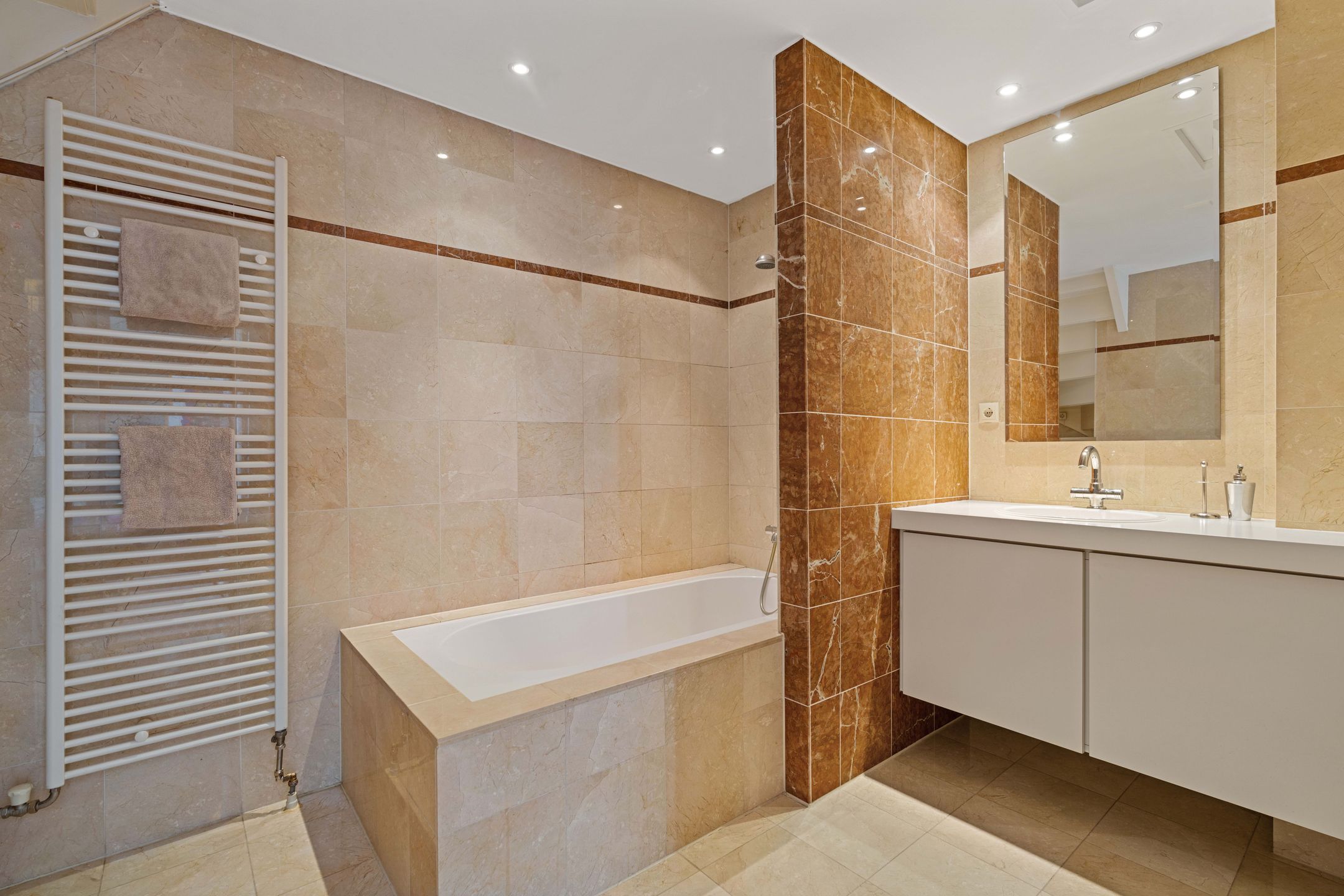 Luxury Apartment with Roof Terrace in Historic Canal Belt Building — 21