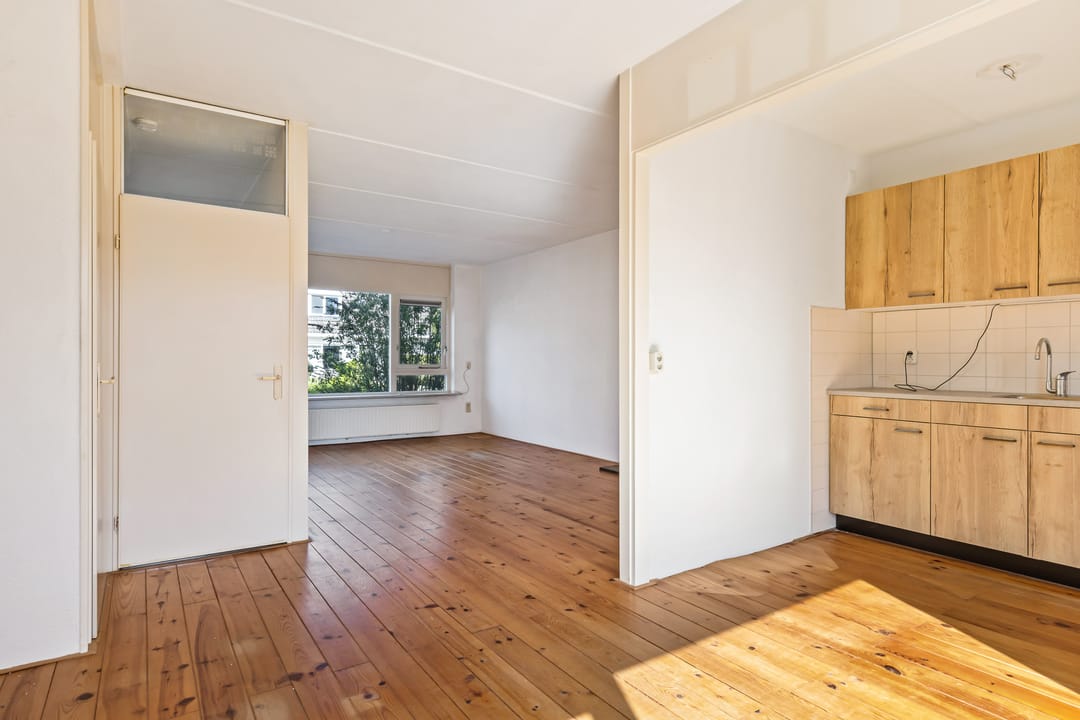 Photo 11 of De Him 8