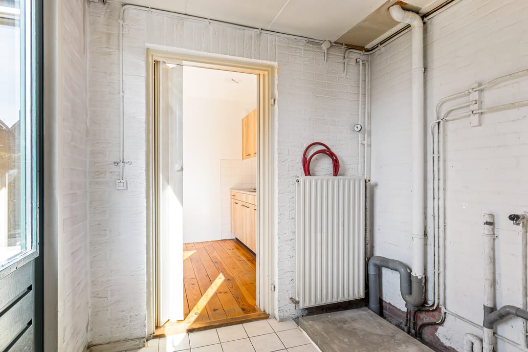 Photo 16 of De Him 8