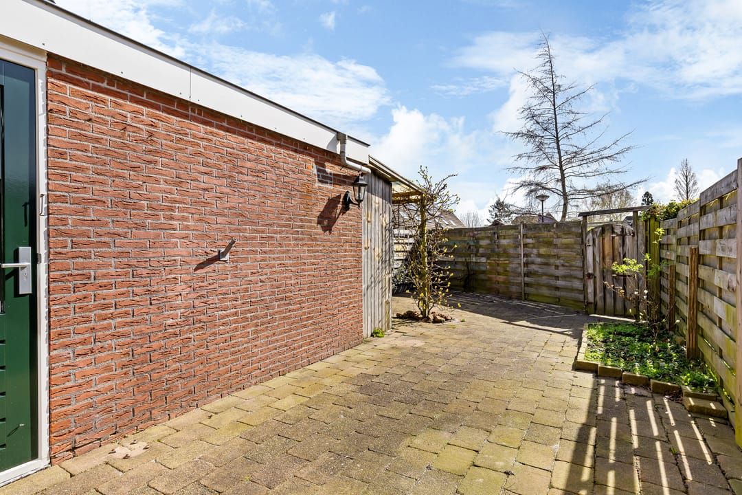 Photo 17 of De Him 8