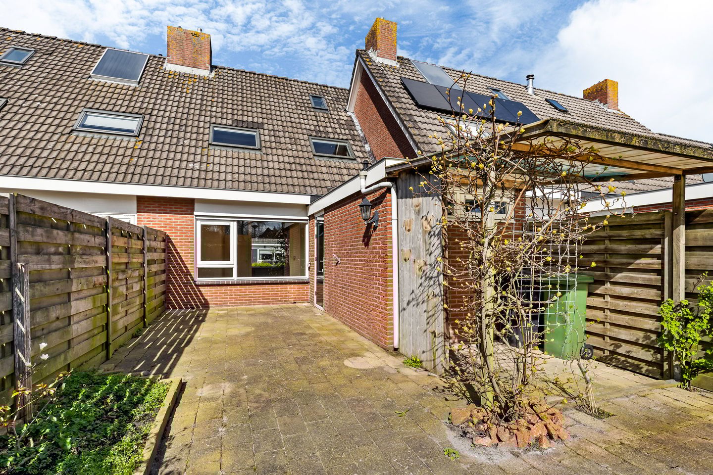 Photo 19 of De Him 8