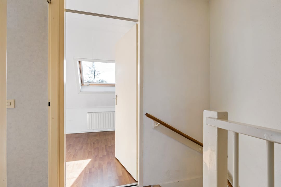 Photo 22 of De Him 8