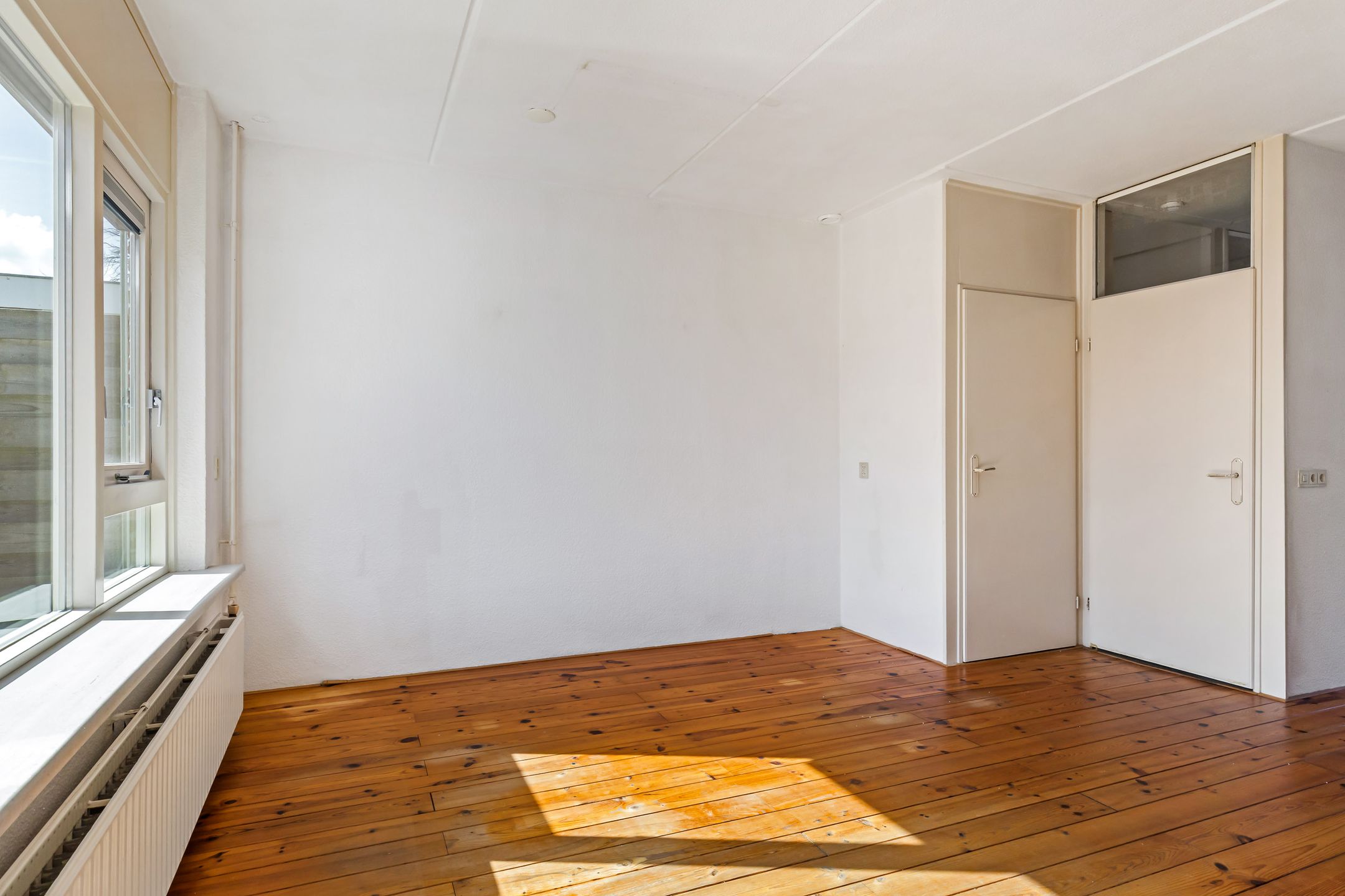 Photo 12 of De Him 8