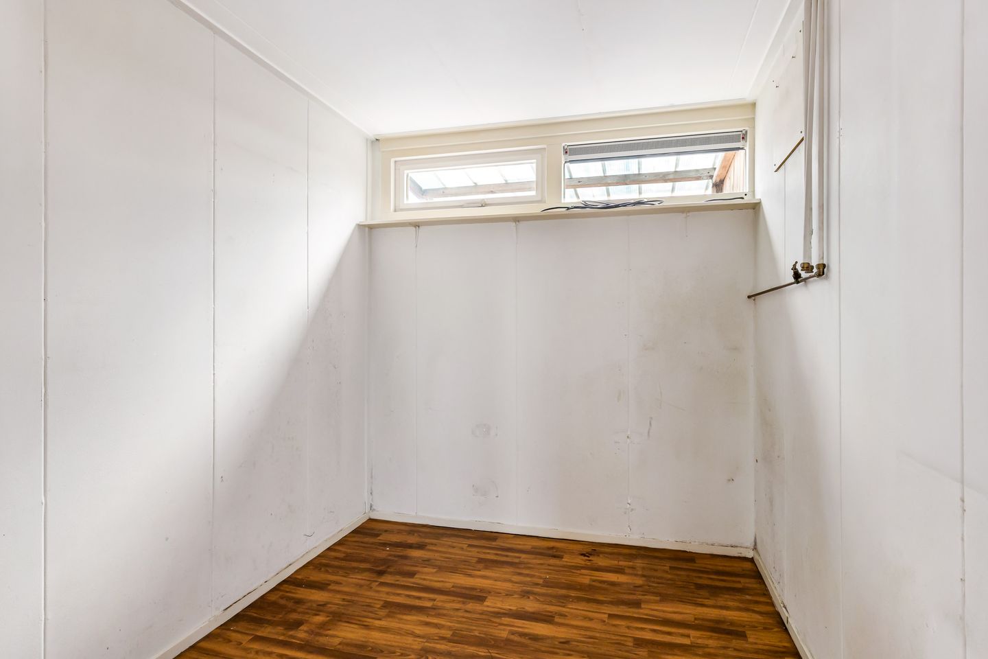 Photo 14 of De Him 8