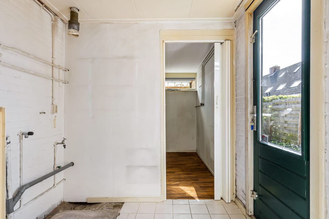 Photo 13 of De Him 8