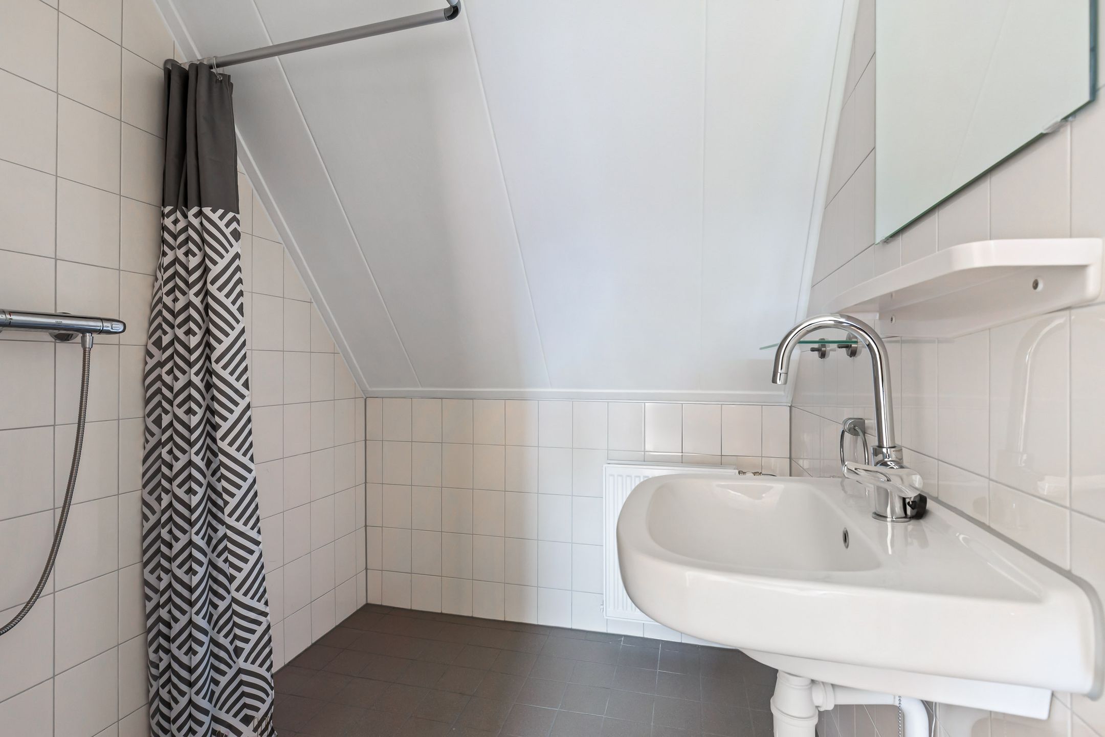 Photo 27 of De Him 8