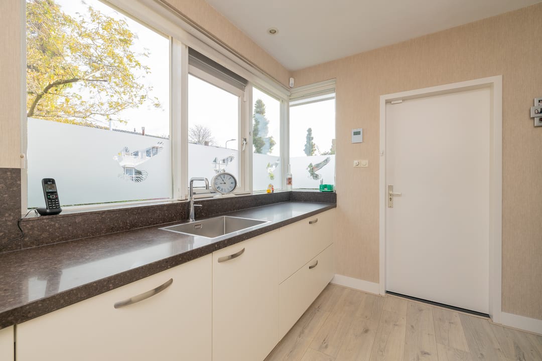 Charming detached family home with spacious garden in Kwintsheul centre — 13