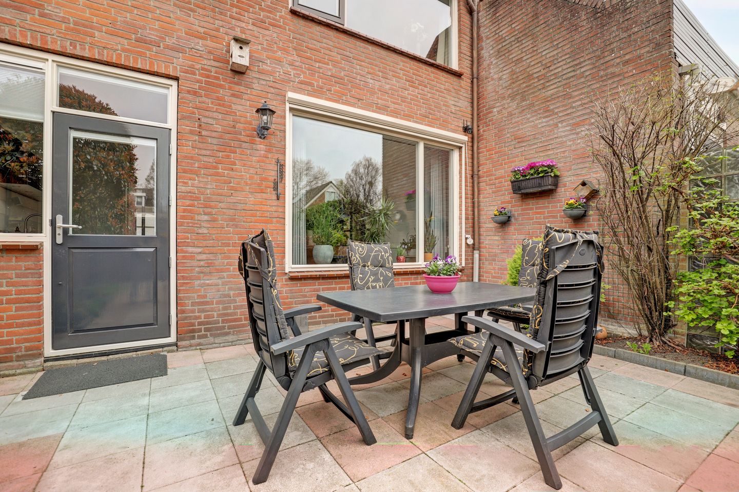 Spacious family home with four bedrooms and garage in quiet Gouda neighborhood — 29