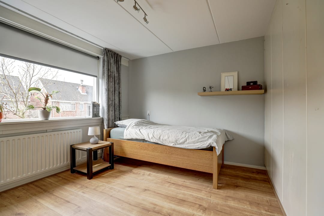 Spacious family home with four bedrooms and garage in quiet Gouda neighborhood — 22