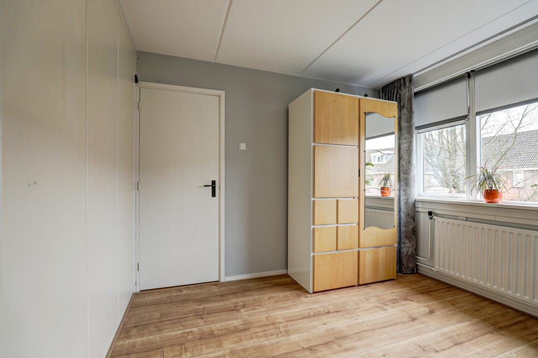 Spacious family home with four bedrooms and garage in quiet Gouda neighborhood — 23