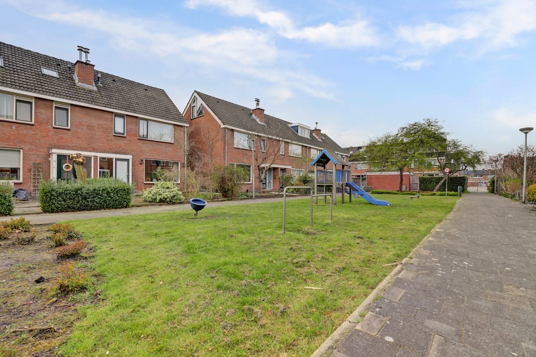 Spacious family home with four bedrooms and garage in quiet Gouda neighborhood — 31