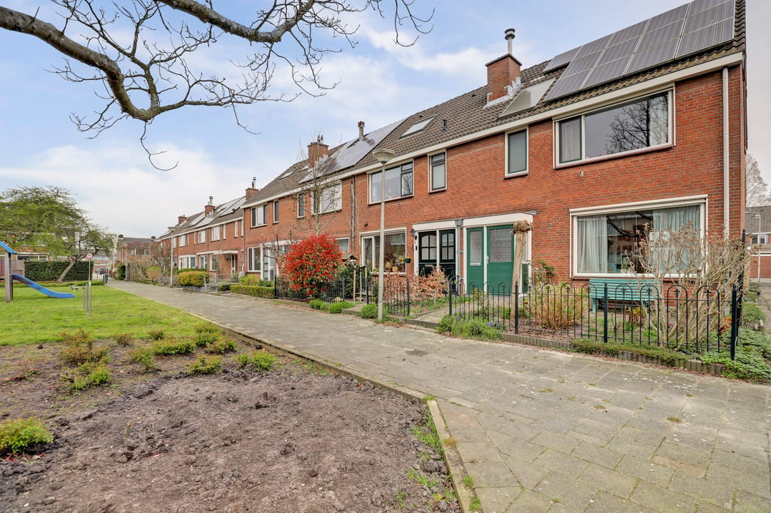 Spacious family home with four bedrooms and garage in quiet Gouda neighborhood — 32