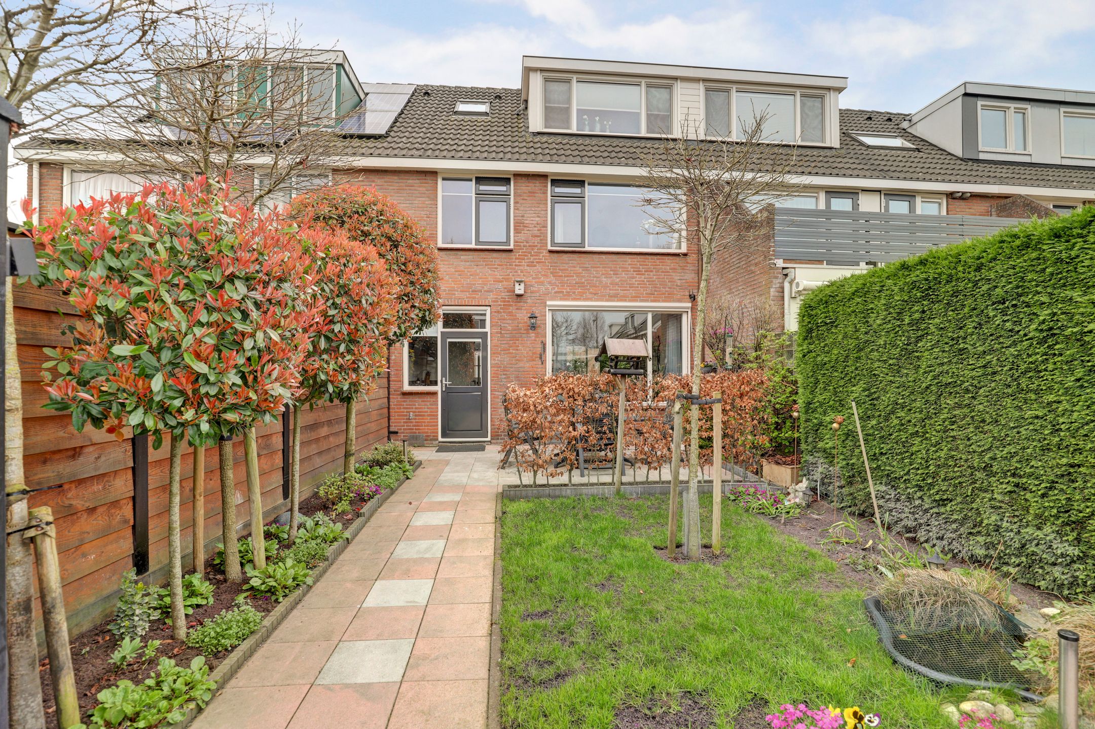Spacious family home with four bedrooms and garage in quiet Gouda neighborhood — 30
