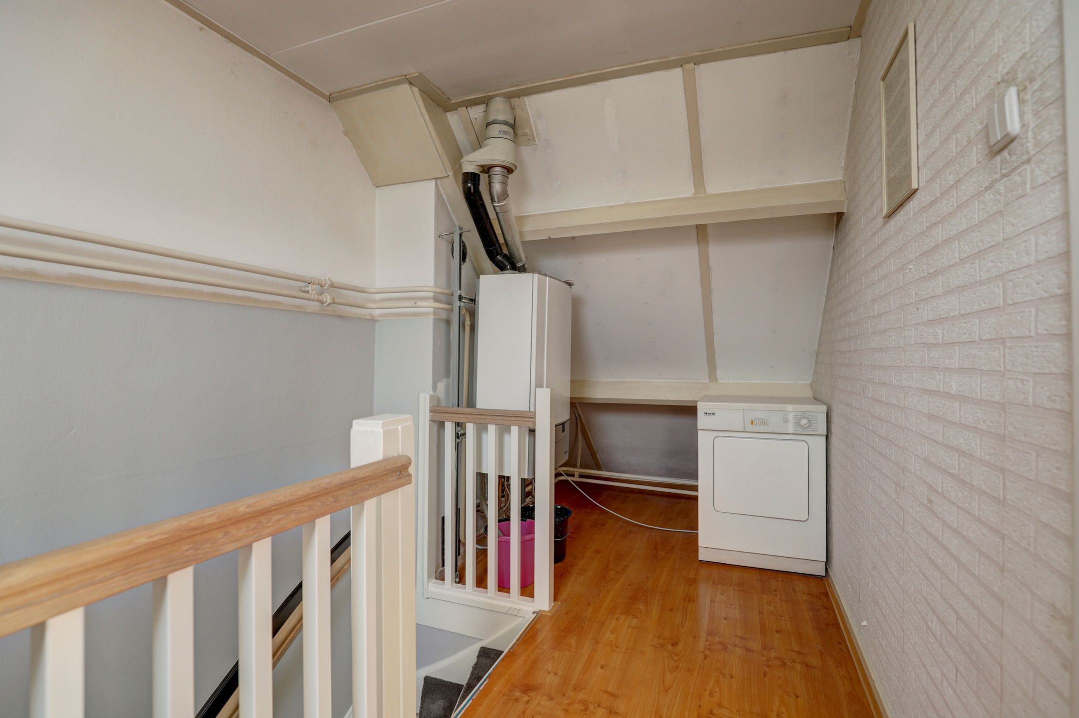 Spacious family home with four bedrooms and garage in quiet Gouda neighborhood — 24