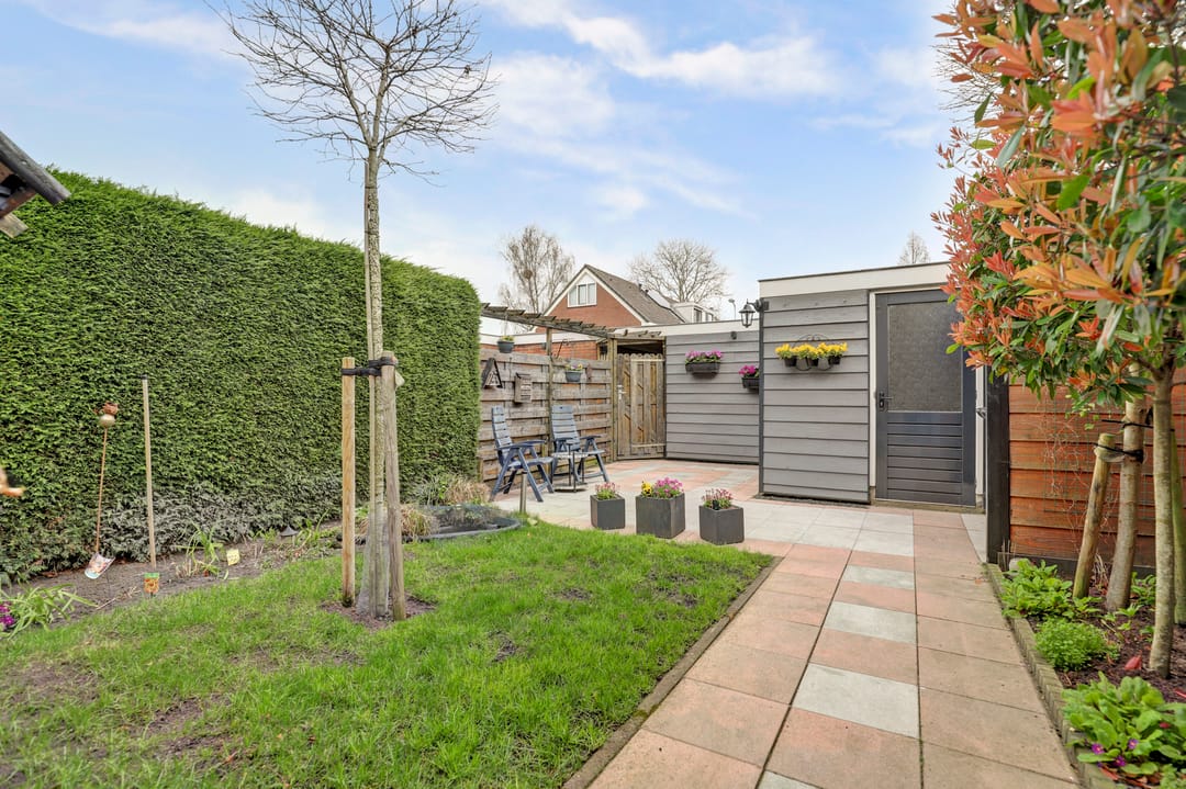 Spacious family home with four bedrooms and garage in quiet Gouda neighborhood — 28
