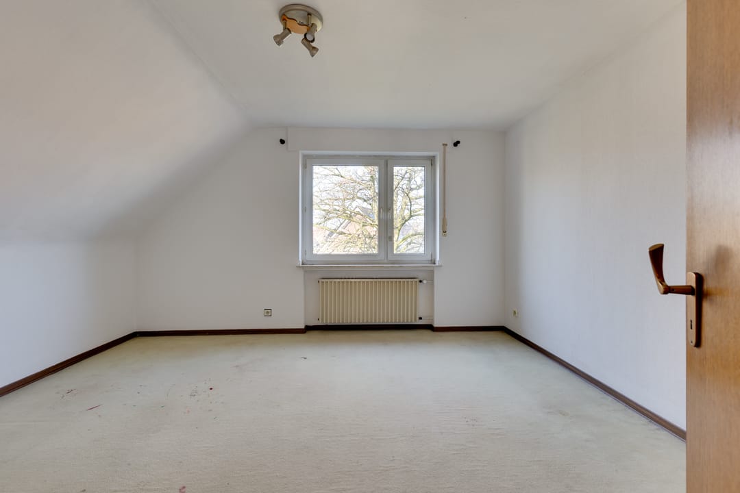 Spacious Detached Family Home with Full Basement on Large Plot Near Rhine — 26