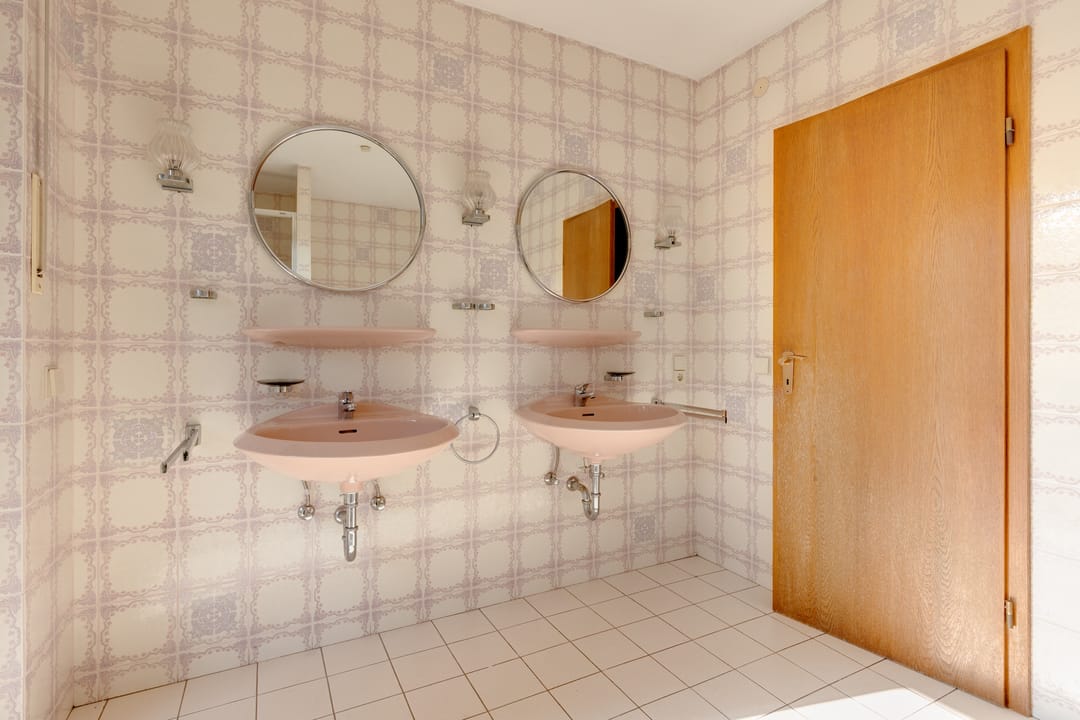 Spacious Detached Family Home with Full Basement on Large Plot Near Rhine — 32