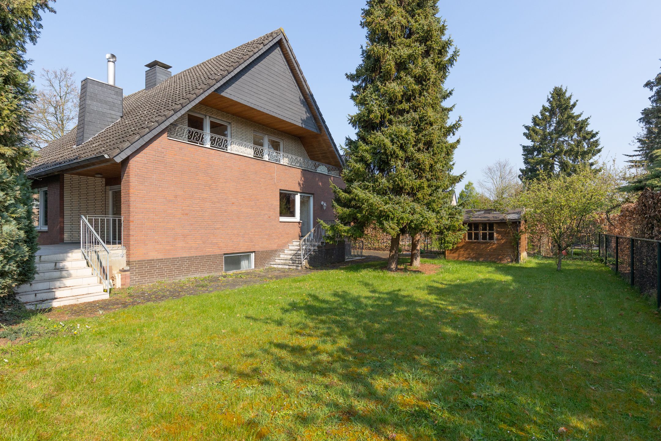 Spacious Detached Family Home with Full Basement on Large Plot Near Rhine — 45