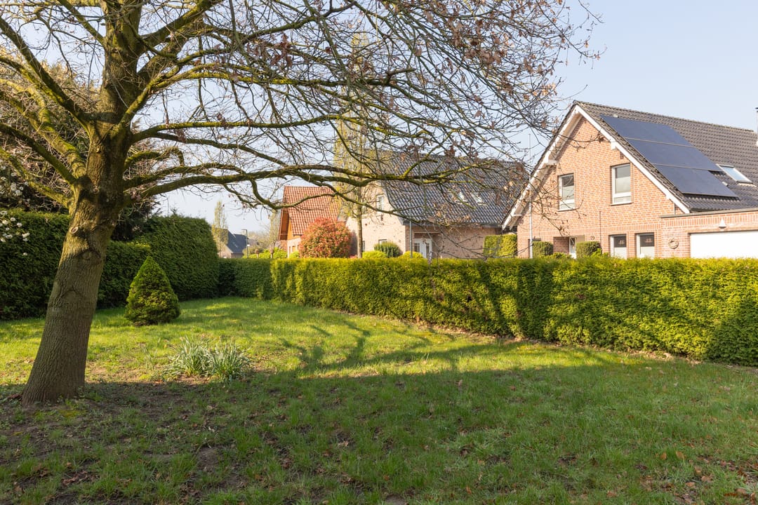 Spacious Detached Family Home with Full Basement on Large Plot Near Rhine — 47