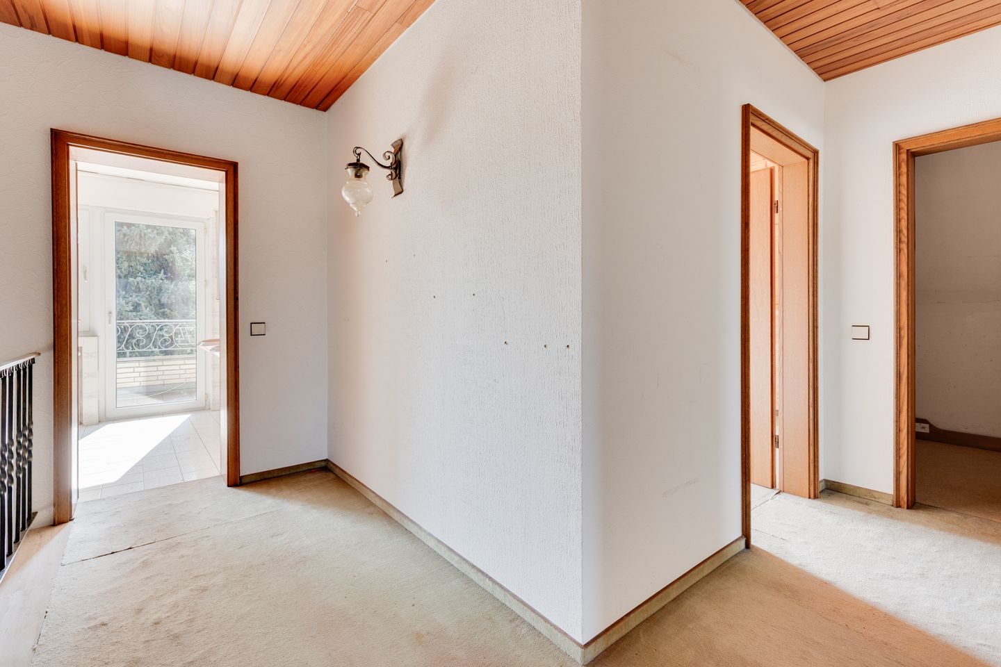 Spacious Detached Family Home with Full Basement on Large Plot Near Rhine — 25