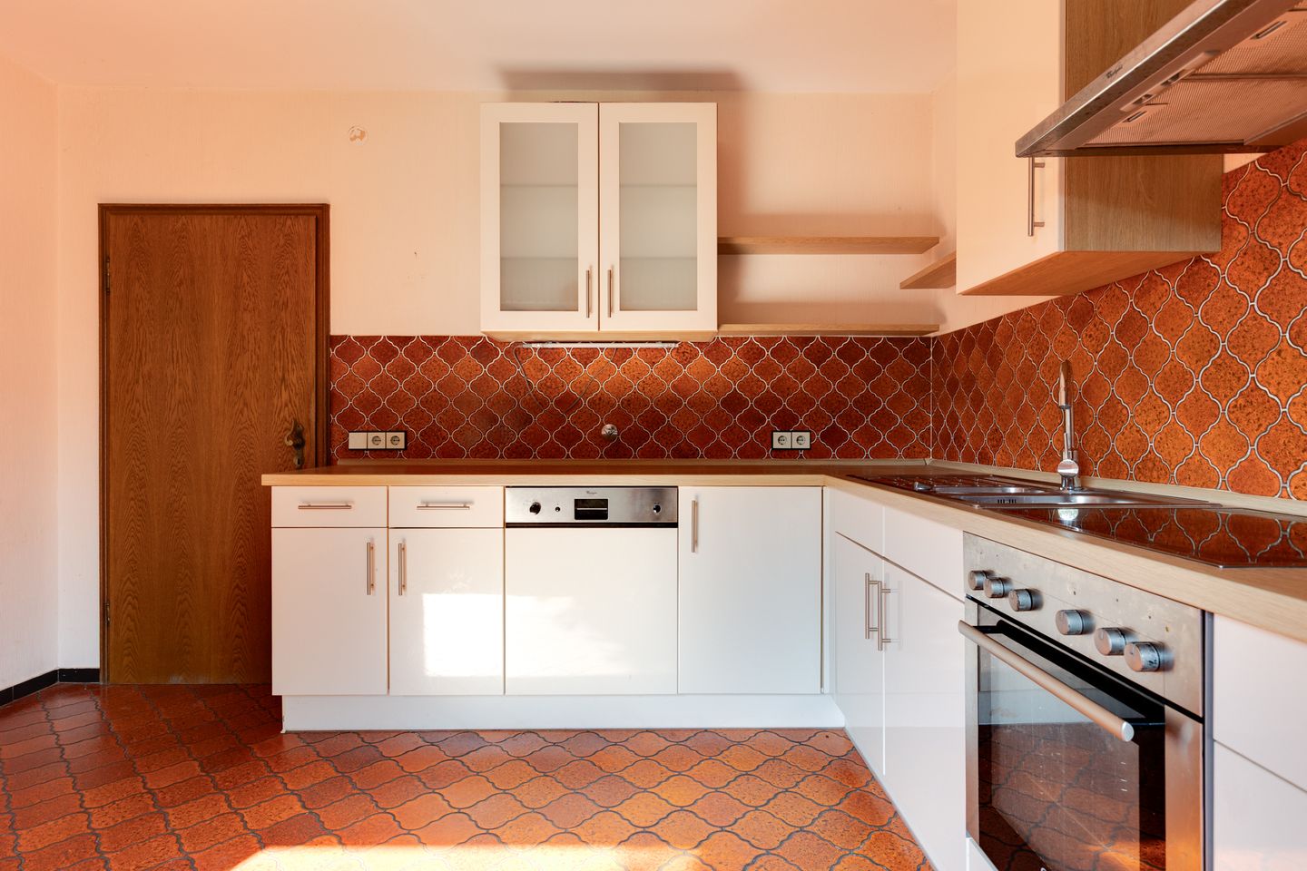 Spacious Detached Family Home with Full Basement on Large Plot Near Rhine — 19