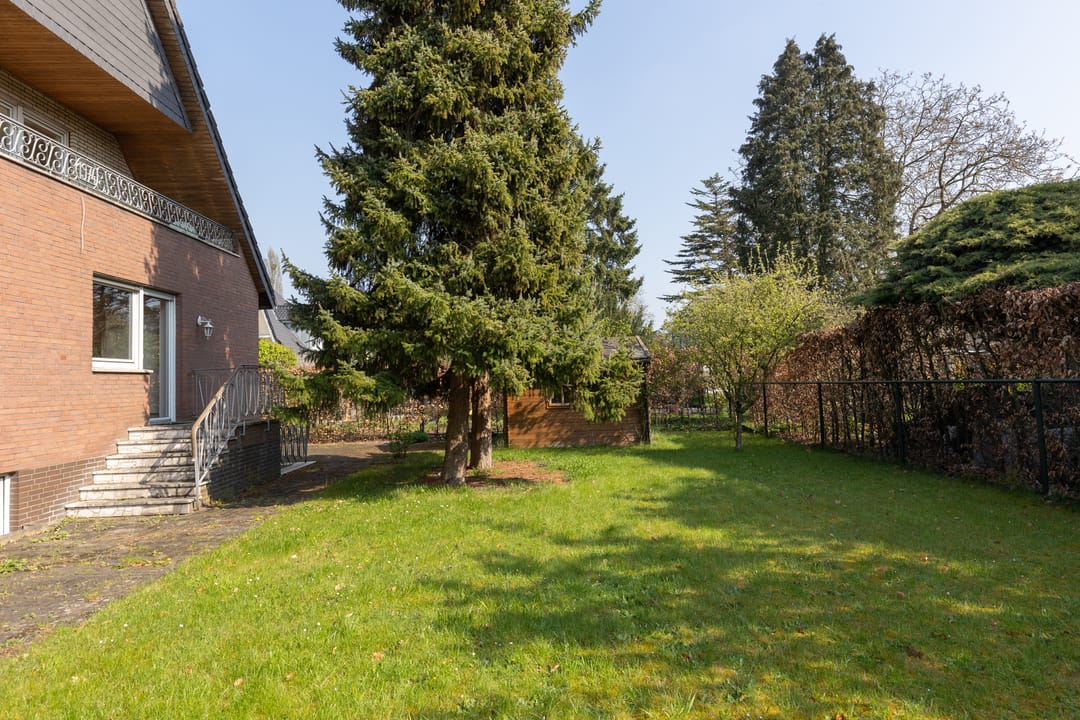 Spacious Detached Family Home with Full Basement on Large Plot Near Rhine — 46