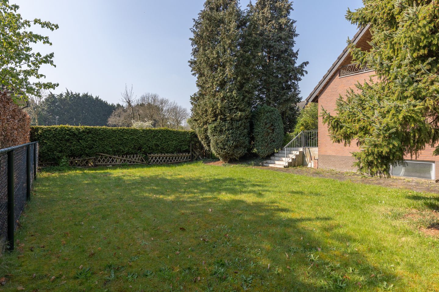 Spacious Detached Family Home with Full Basement on Large Plot Near Rhine — 44