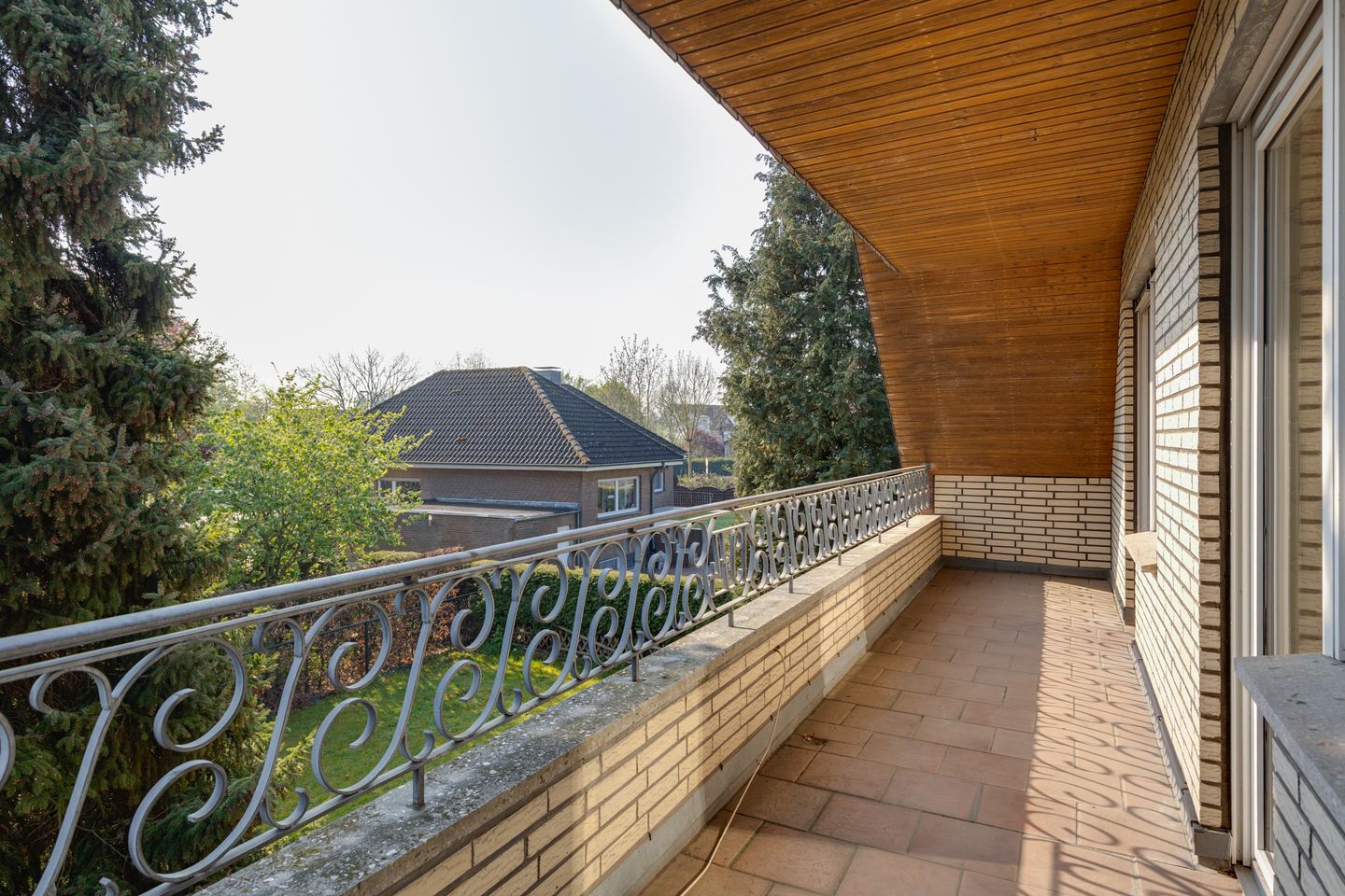Spacious Detached Family Home with Full Basement on Large Plot Near Rhine — 34