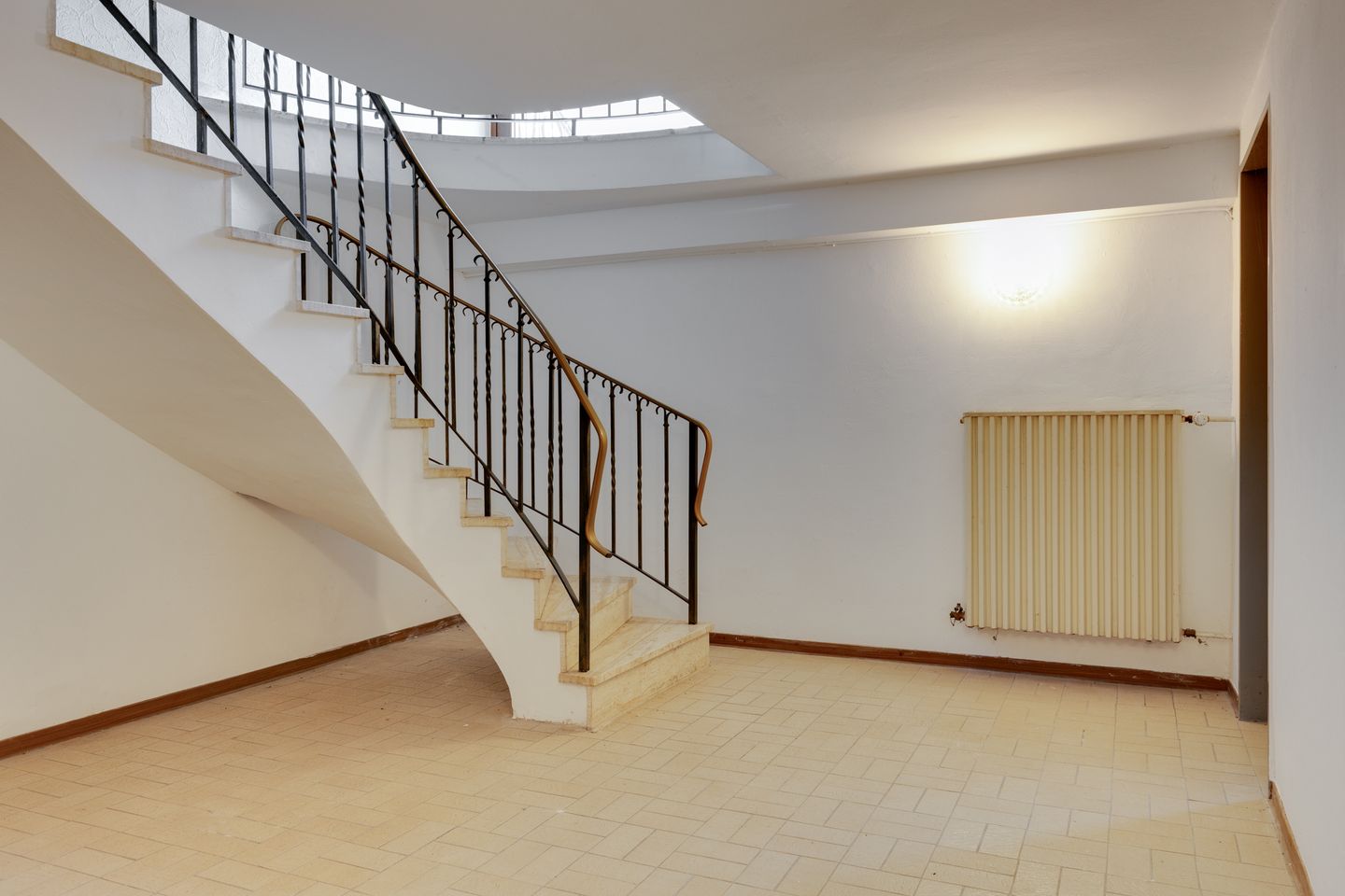 Spacious Detached Family Home with Full Basement on Large Plot Near Rhine — 35