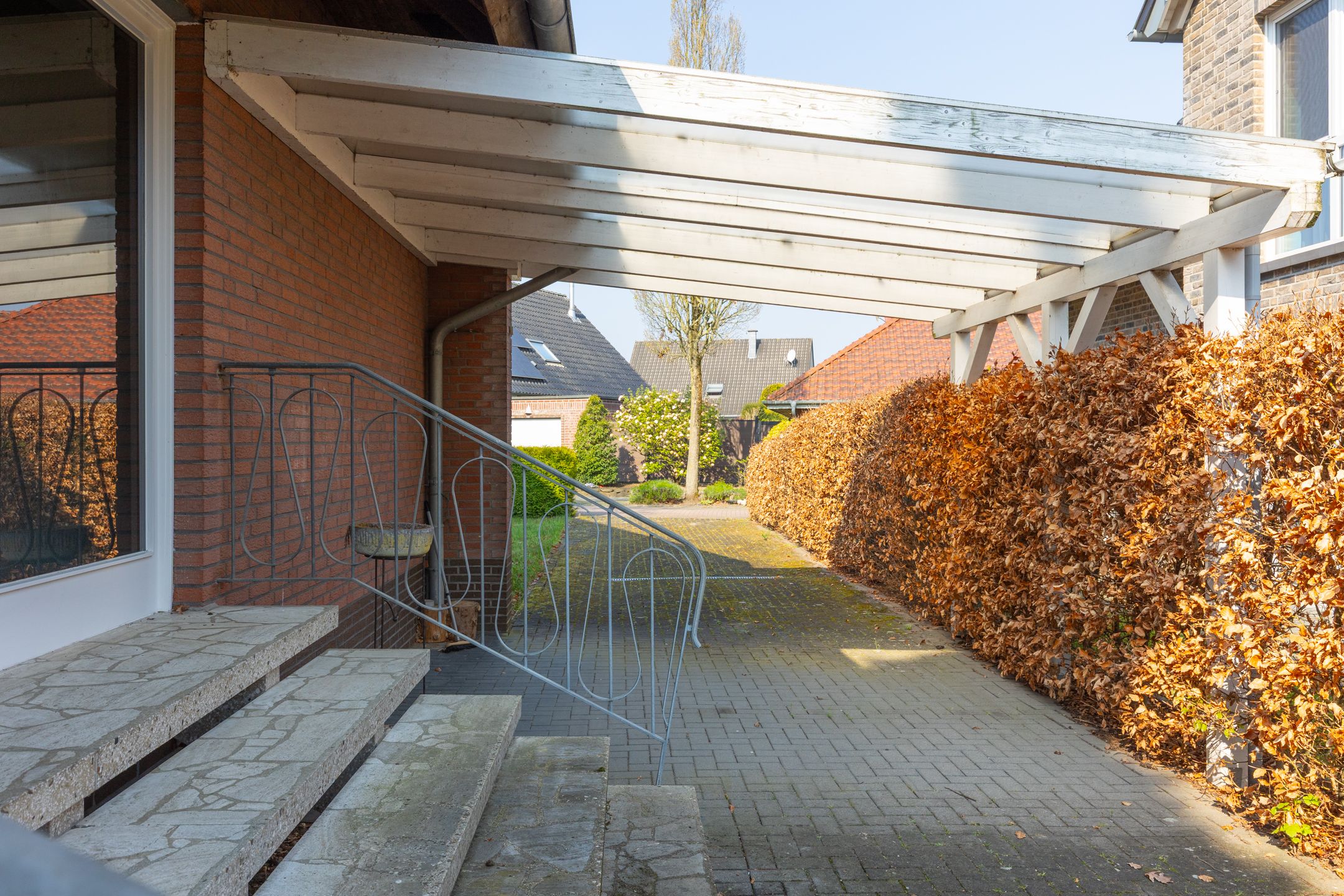 Spacious Detached Family Home with Full Basement on Large Plot Near Rhine — 48