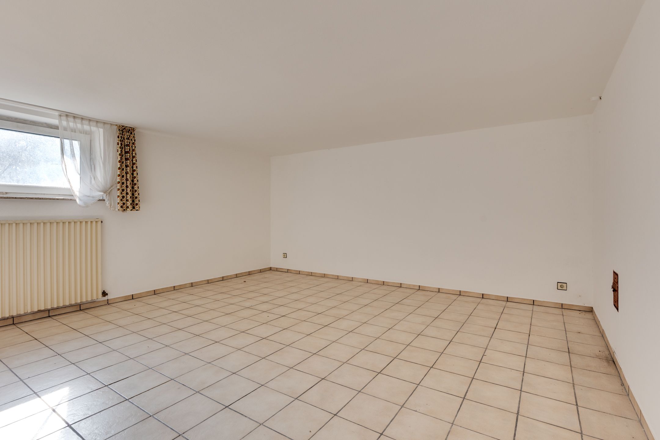 Spacious Detached Family Home with Full Basement on Large Plot Near Rhine — 36