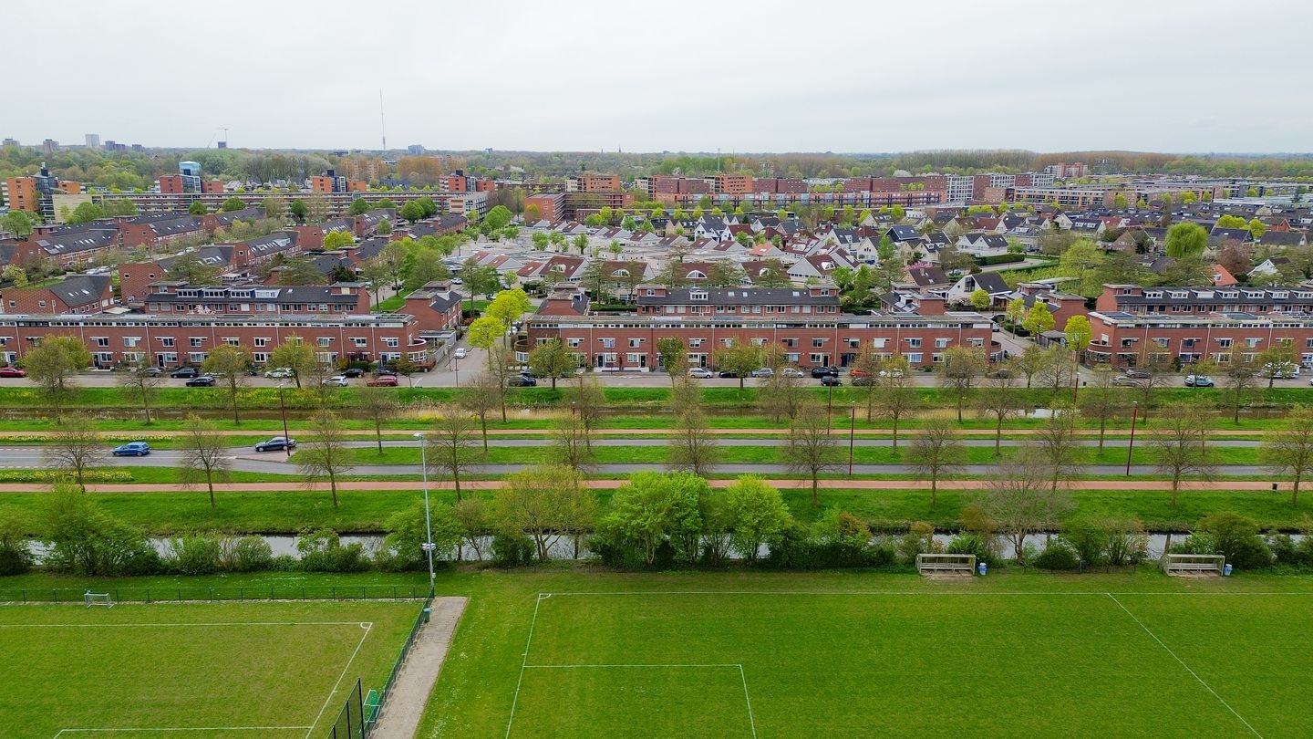 Spacious Energy-Efficient Terraced House with Rooftop Terrace in Nieuwegein — 55