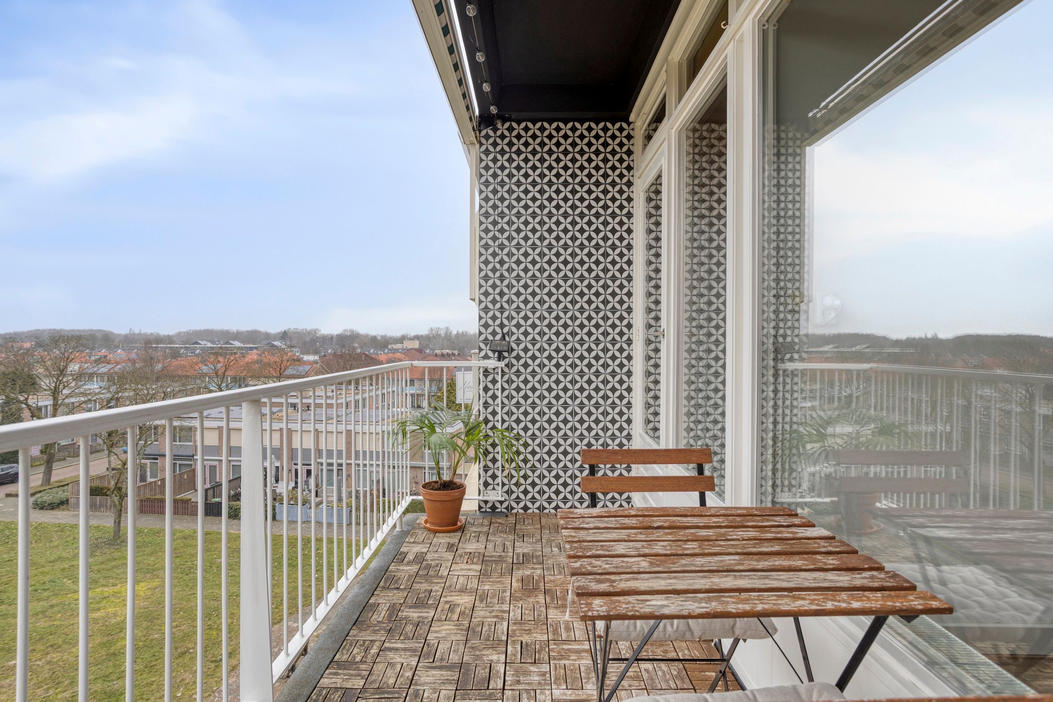 Perfectly maintained apartment with lovely balcony and free view over water — 21