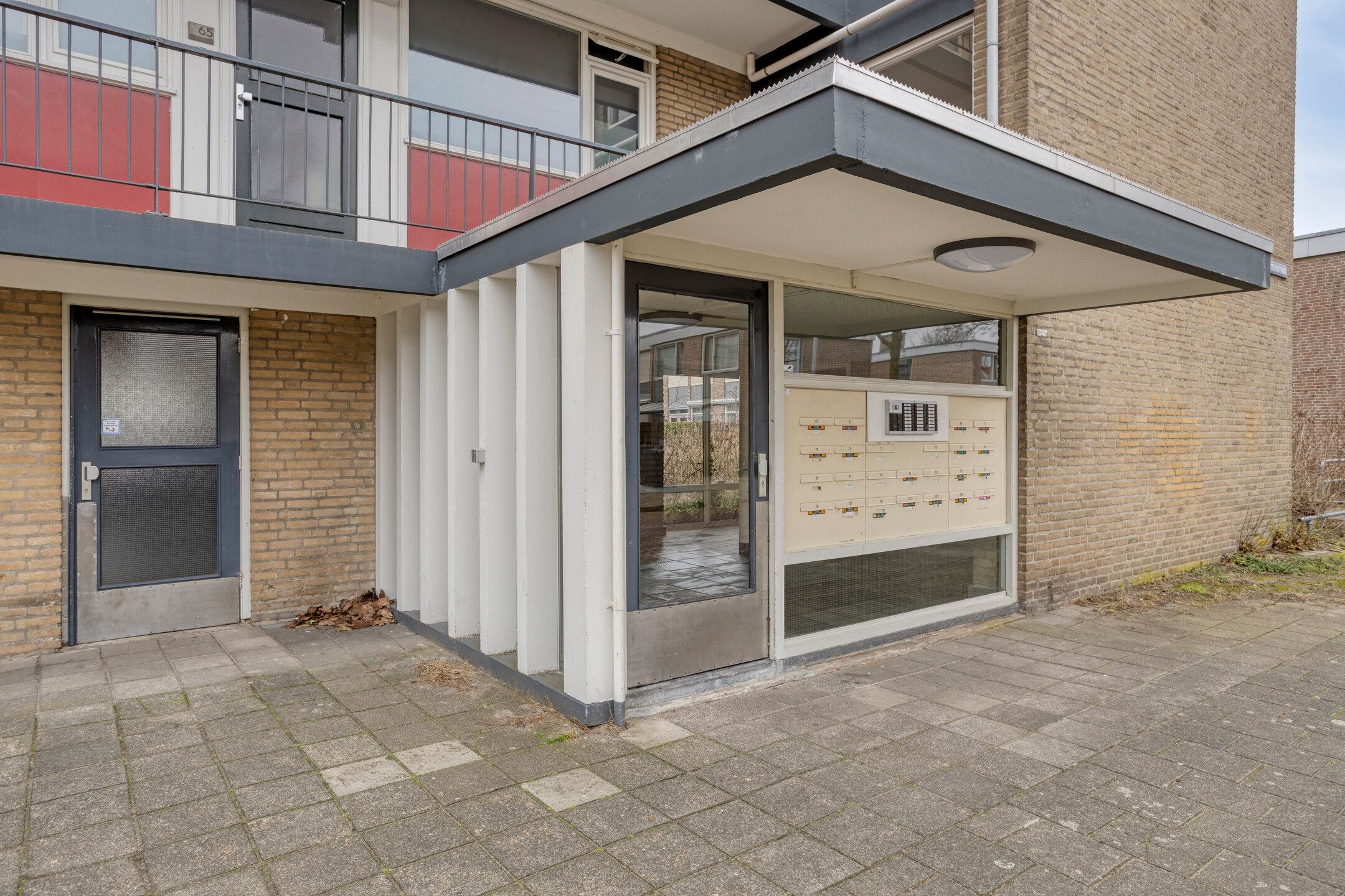 Perfectly maintained apartment with lovely balcony and free view over water — 24